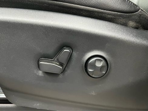 Used 2022 Chrysler Pacifica Touring-L image 12