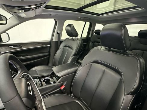 Used 2023 Jeep Grand Cherokee Limited w/ Black Appearance Package AWD/4WD image 8