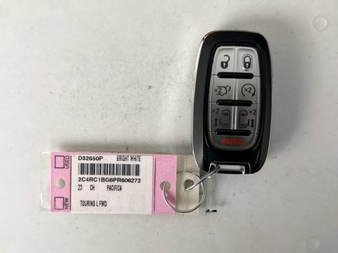 Used 2023 Chrysler Pacifica Touring-L FWD image 10