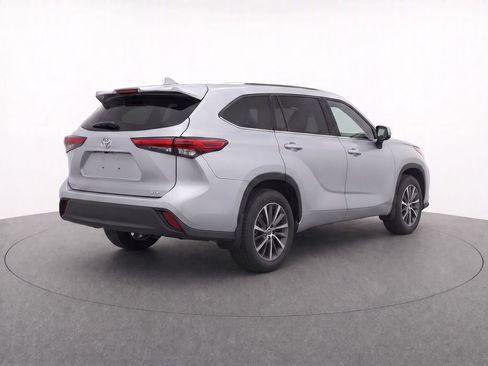 Used 2019 Toyota Highlander XLE FWD image 6