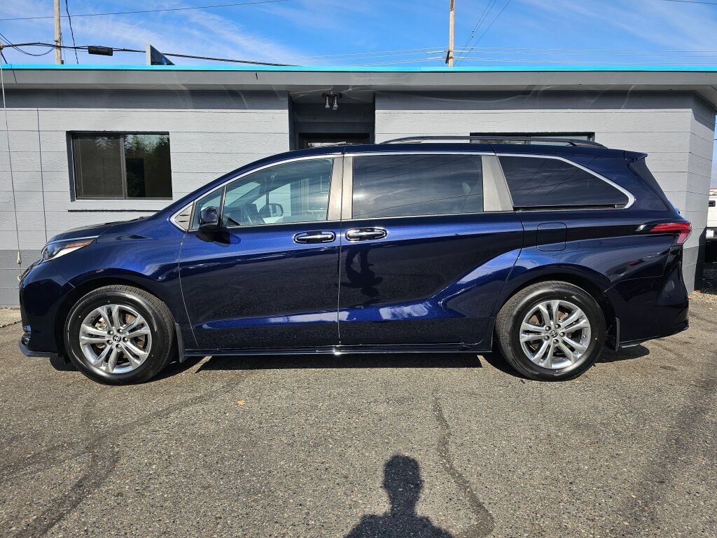 Used 2023 Toyota Sienna XSE AWD/4WD image 2
