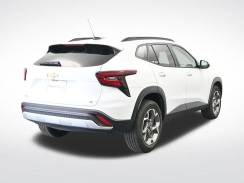 Used 2025 Chevrolet Trax LT w/ LT Convenience Package FWD image 5