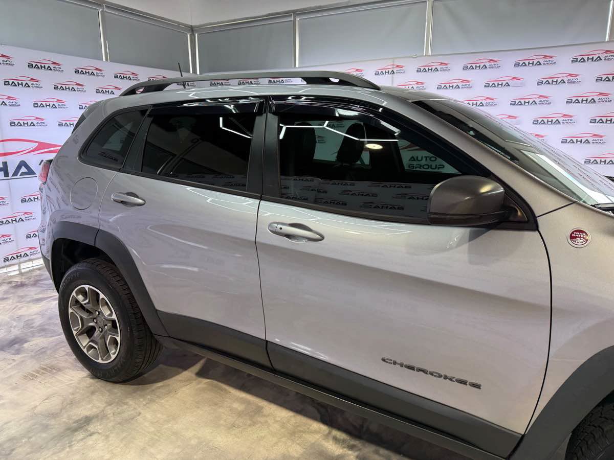 Used 2020 Jeep Cherokee Trailhawk AWD/4WD image 10