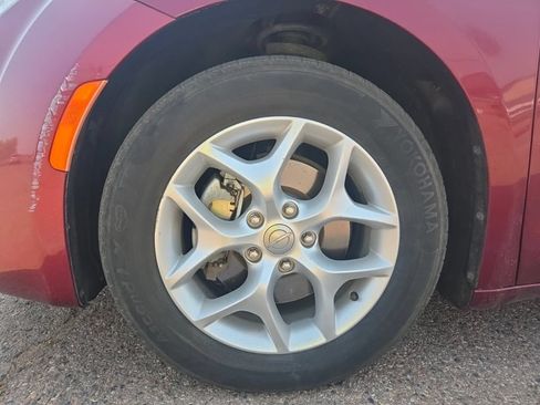 Used 2017 Chrysler Pacifica Touring-L w/ Tire & Wheel Group FWD image 7