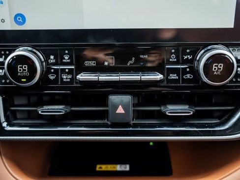 Used 2024 Toyota Highlander Platinum image 21