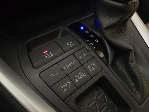 Used 2020 Toyota RAV4 LE w/ All Weather Liner Package AWD/4WD image 28