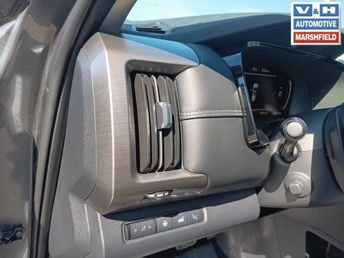 Used 2023 Nissan Pathfinder Platinum AWD/4WD image 16