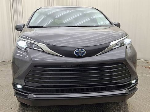 Used 2025 Toyota Sienna XLE image 6