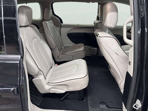 Used 2017 Chrysler Pacifica Limited w/ UConnect Theater Package FWD image 18