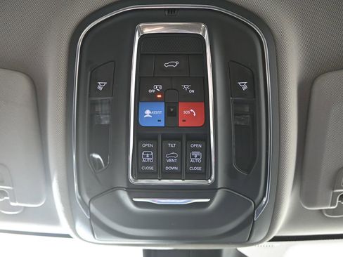 Used 2023 Jeep Grand Cherokee Limited w/ Luxury Tech Group II image 33