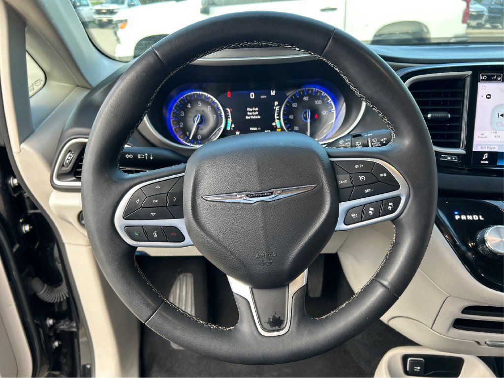 Used 2024 Chrysler Pacifica Touring-L FWD image 16