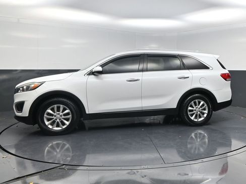 Used 2017 Kia Sorento LX w/ LX Convenience Package image 3