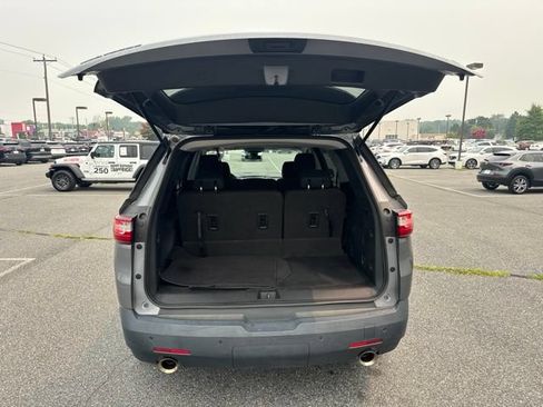 Used 2021 Chevrolet Traverse LT w/ LPO, Cargo Package FWD image 10