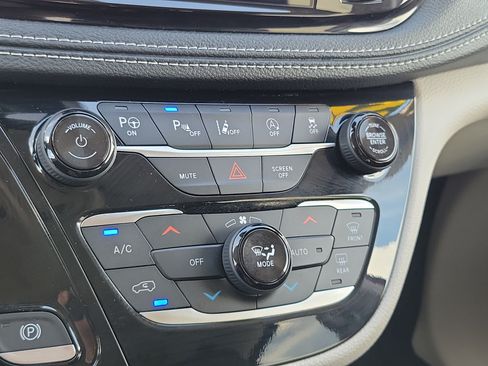 Used 2024 Chrysler Pacifica Touring-L FWD image 25