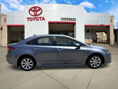 Used 2025 Toyota Corolla LE FWD image 4