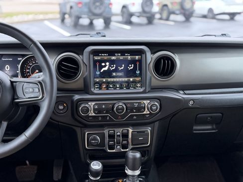Used 2023 Jeep Gladiator Willys image 12