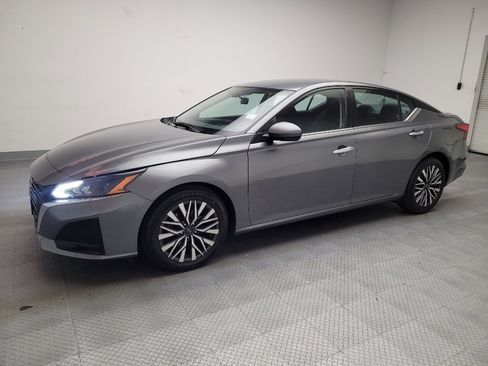 Used 2023 Nissan Altima 2.5 SV image 2