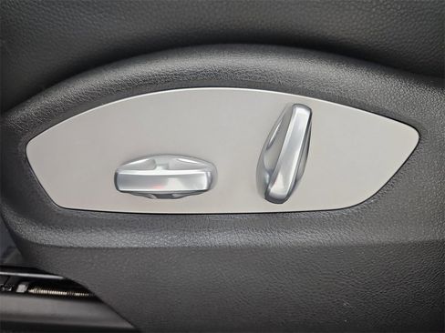 Used 2018 Porsche Macan image 42