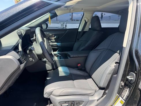 Used 2025 Lexus ES 300h w/ Luxury Package FWD image 5