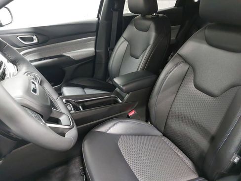Used 2025 Jeep Compass Latitude AWD/4WD image 14