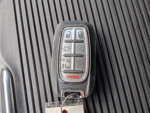 Used 2025 Chrysler Pacifica Limited FWD image 33