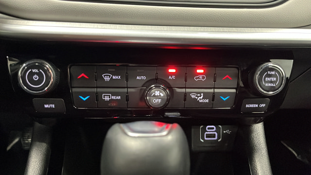 Used 2025 Jeep Compass Limited AWD/4WD image 17