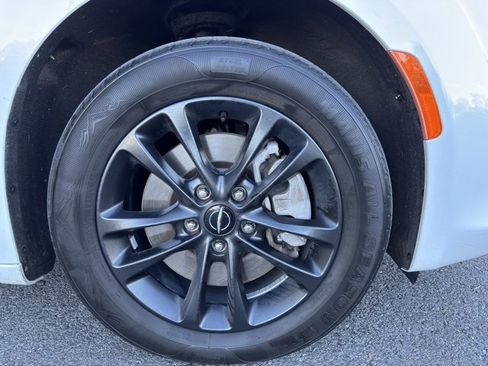 Used 2020 Chrysler Pacifica Touring-L image 6