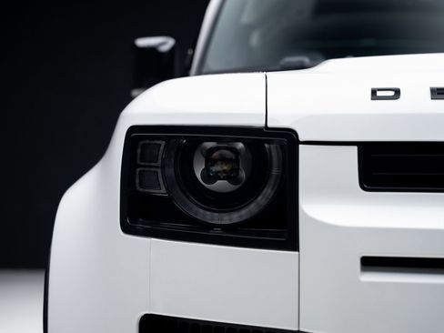 Used 2023 Land Rover Defender 130 SE image 9