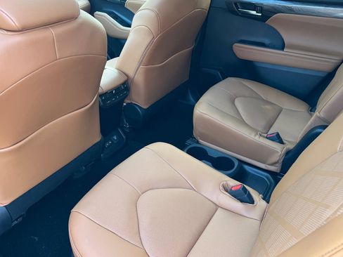New 2025 Toyota Highlander Platinum image 5