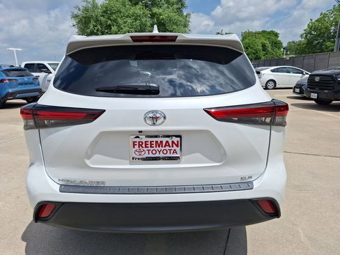 Used 2024 Toyota Highlander XLE FWD image 5