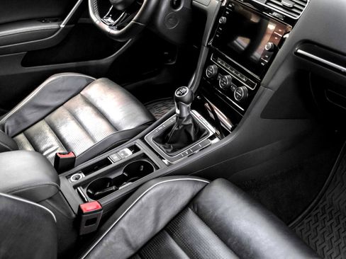 Used 2019 Volkswagen Golf R 4-Door image 18