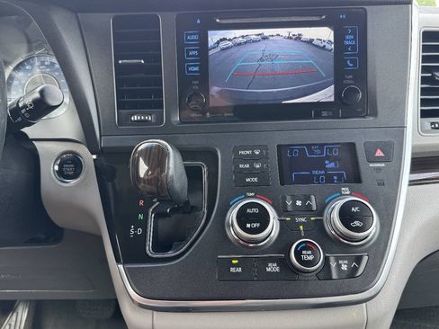 Used 2017 Toyota Sienna FWD image 25