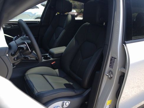 Certified 2025 Porsche Macan Turbo image 5