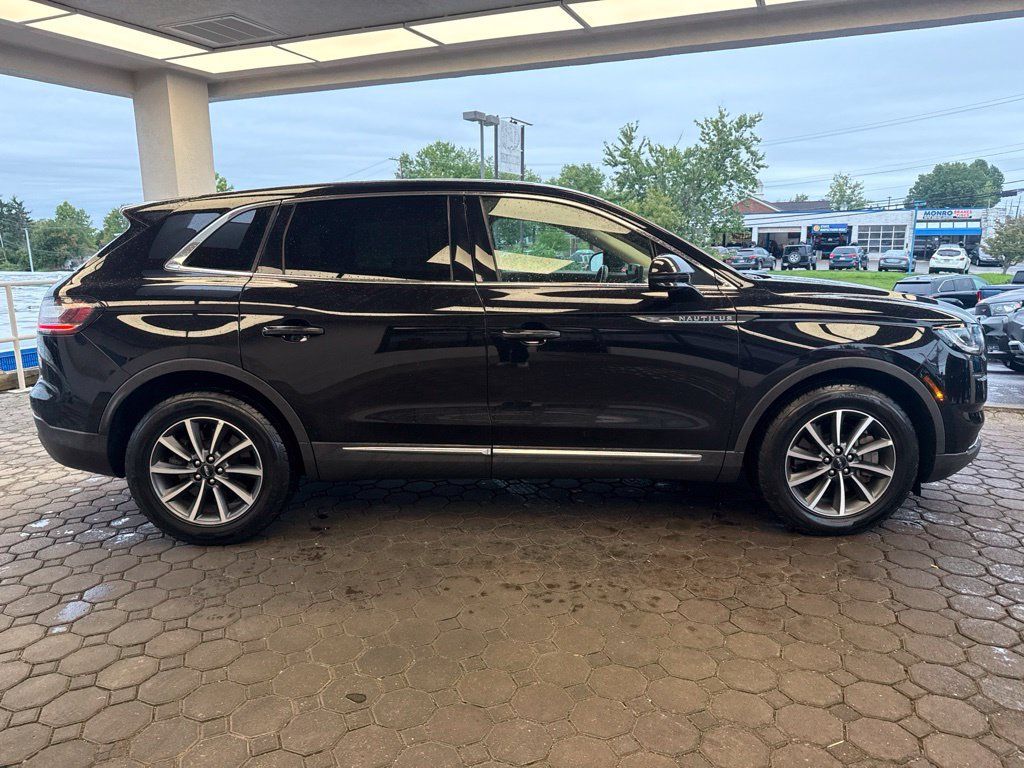 Used 2022 Lincoln Nautilus AWD image 4
