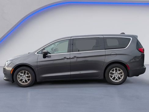 Used 2022 Chrysler Voyager LX image 3