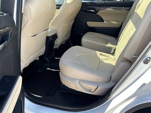 Used 2024 Toyota Highlander Limited image 21