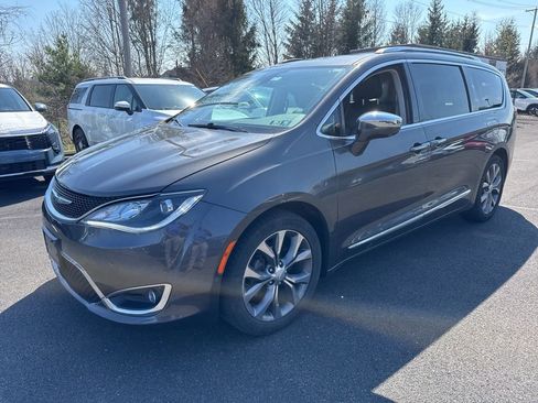 Used 2018 Chrysler Pacifica Limited w/ Tire & Wheel Group image 3