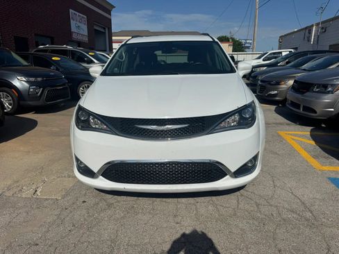 Used 2017 Chrysler Pacifica Touring-L FWD image 27