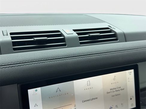 Used 2023 Land Rover Defender 110 SE image 28