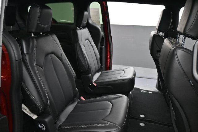 New 2027 Chrysler Pacifica Select AWD/4WD image 21