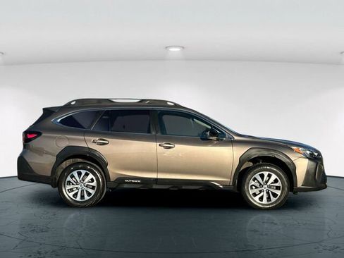 Used 2023 Subaru Outback Premium image 7