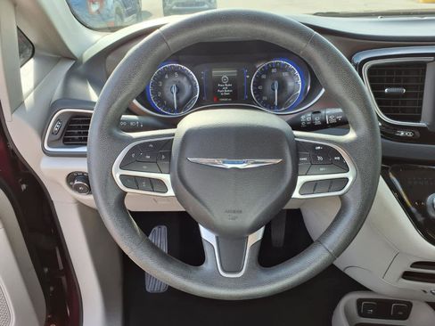 Used 2018 Chrysler Pacifica Touring Plus image 8