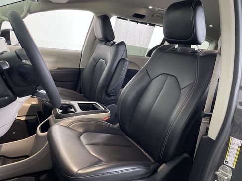 Used 2023 Chrysler Pacifica Touring-L FWD image 12