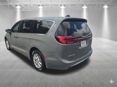 Used 2025 Chrysler Pacifica Select FWD image 6