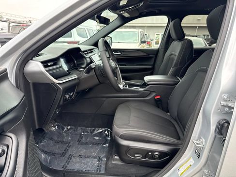 Certified 2025 Jeep Grand Cherokee L Laredo w/ Luxury Tech Group I AWD/4WD image 17