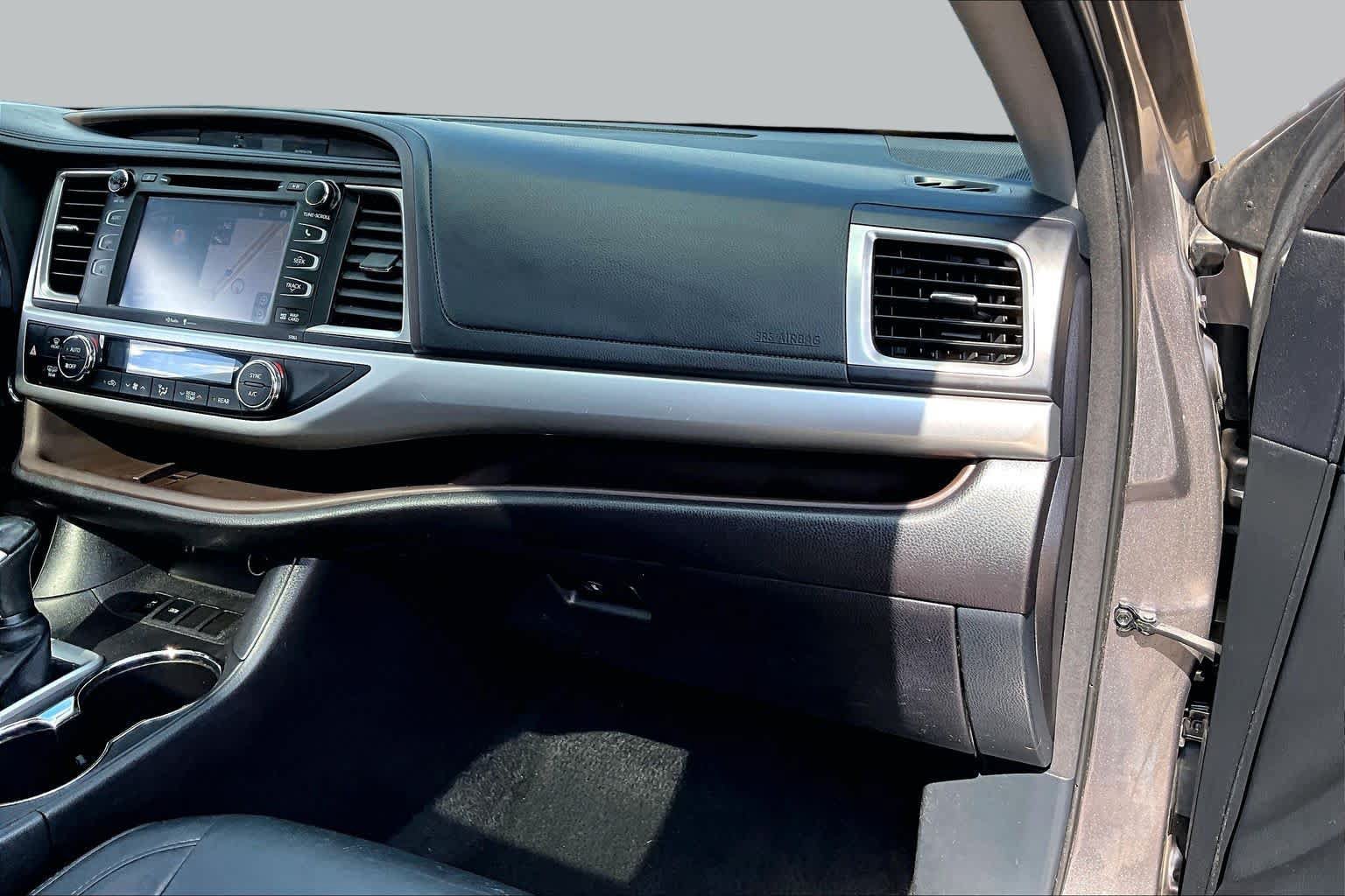 Used 2015 Toyota Highlander XLE FWD image 19