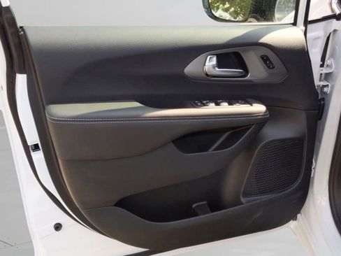 New 2026 Chrysler Pacifica Select image 12