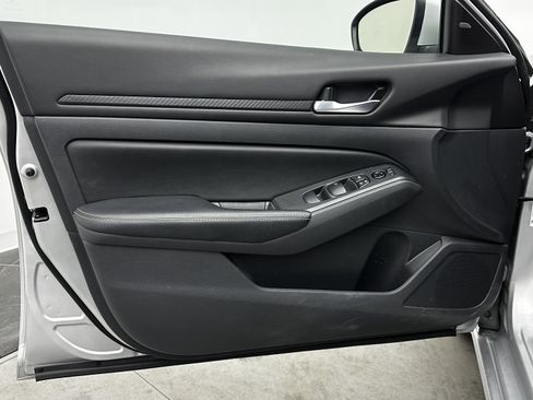 Used 2025 Nissan Altima 2.5 SV image 10