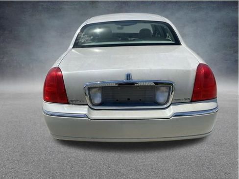 Used 2006 Lincoln Town Car Signature Limited RWD image 5