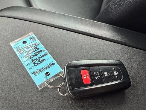 Used 2023 Toyota Highlander XLE AWD/4WD image 35